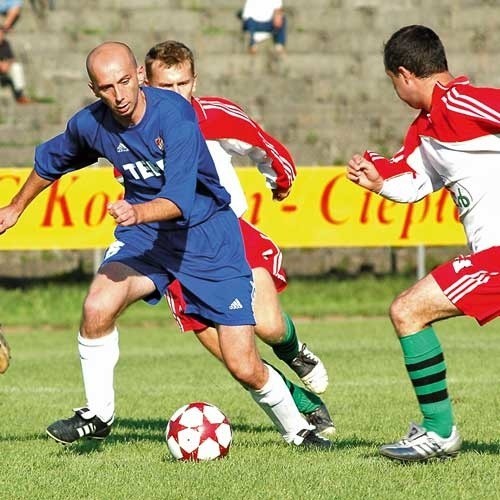 Grzegorz Kosiarski (niebieski strój), napastnik Gwardii Koszalin, jest najlepszym strzelcem rozgrywek.