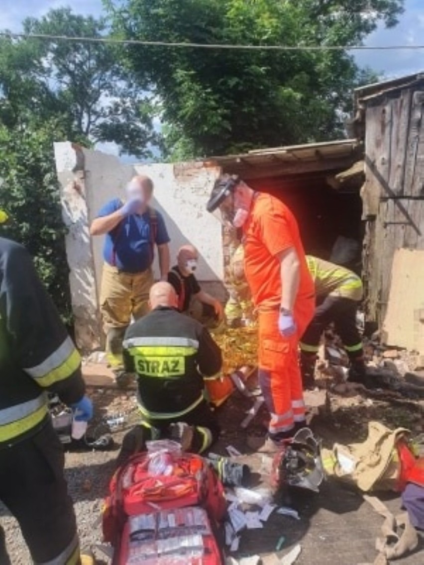 Groźny wypadek w Borętach gm. Lichnowy 9.07.2020. Podczas rozbiórki budynku na mężczyznę zawaliły się ściany i strop