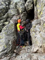 Tatry Słowackie. 67-letni Polak utknął pod Rysami. W czasie akcji ratunkowej piorun raził ratownika