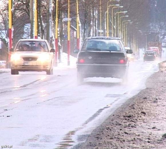 Marznący śnieg dziś w naszym regionie może spowodować gołoledź na drogach.