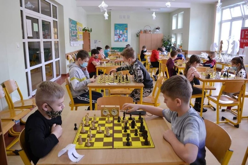 Sekcja szachowa Uczniowskiego Klubu Sportowego „Junior”...
