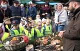 Grudziądz. Urzędnicy Sanepidu i leśniczy na targowisku miejskim edukowali mieszkańców o gatunkach grzybów [zdjęcia]