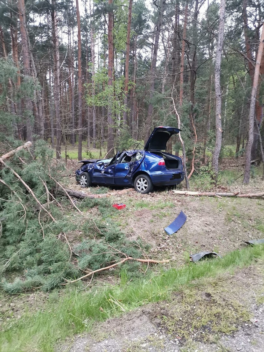 Groźny wypadek na krajowej "48" w gminie Klwów. Samochód osobowy seat wypadł z drogi i dachował w lesie. Dwie osoby zostały ranne