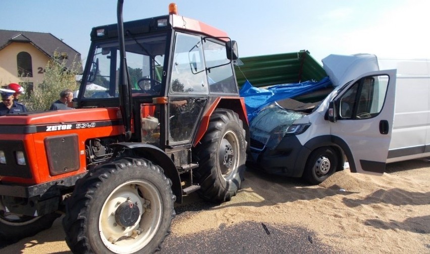 Wypadek busa i ciągnika z przyczepą. Zboże wysypało się na...