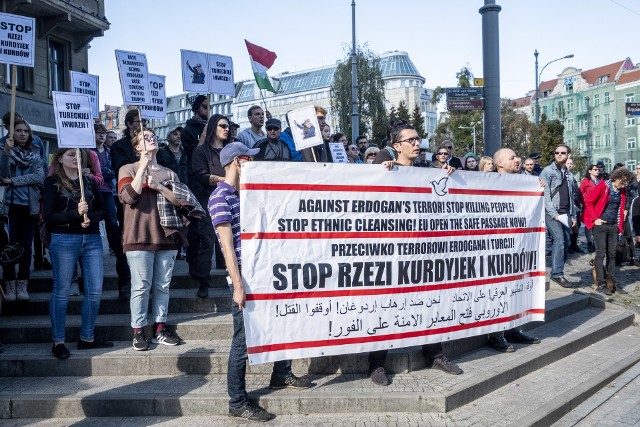 W Poznaniu wiec solidarnościowy z Kurdami. Powodem manifestacji była rozpoczęta w ostatnich dniach przez Turcję inwazja na tereny zamieszkiwane przez naród Kurdów.