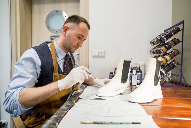 Salon Odnowy Obuwia ButArt działa w Bydgoszczy od 2017 roku. Jego właścicielem jest Kamil Kulik, który butami pasjonuje się już od czasów dzieciństwa.
