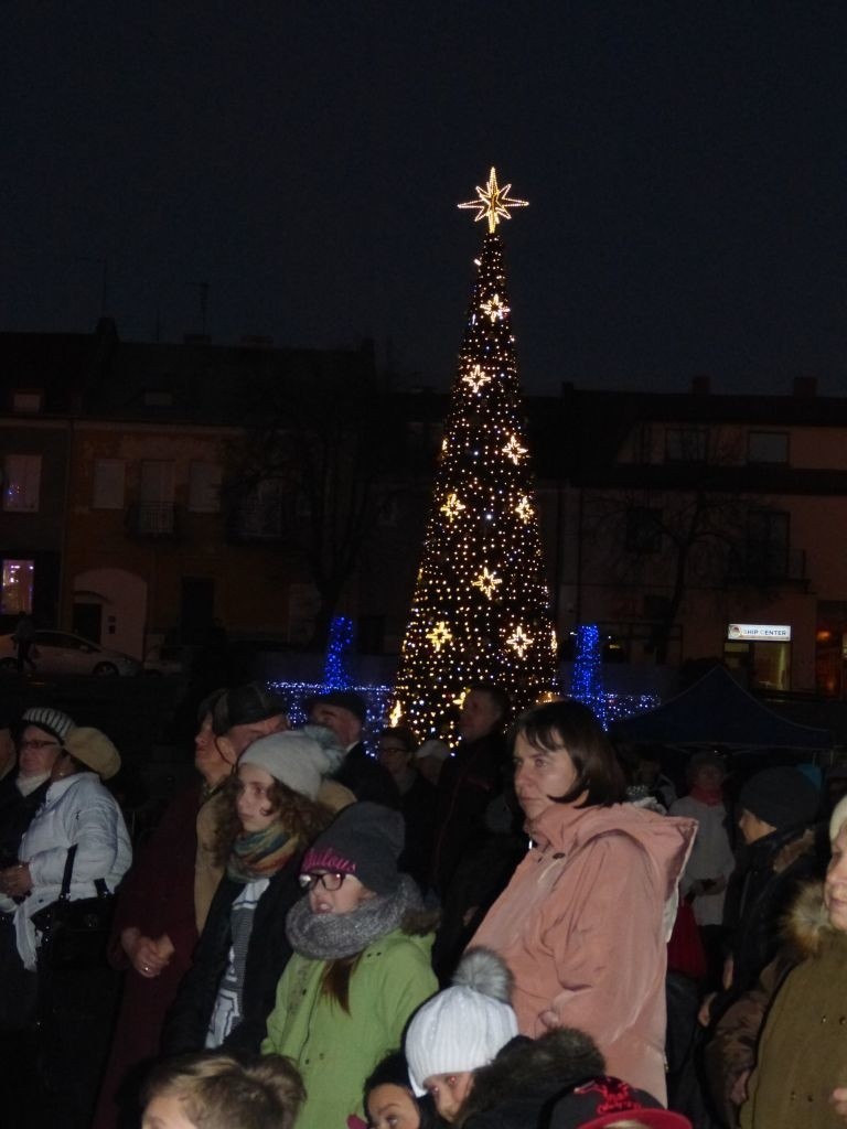 Tłuma Wigilia mieszkańców Ostrowca na Rynku