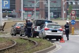 Wypadek trzech samochodów przed tunelem przy Galerii Dominikańskiej we Wrocławiu [ZDJĘCIA]