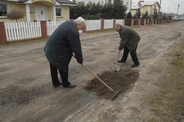 Miejską drogę sami naprawiają Szymon Zasada i Marian Banaszak