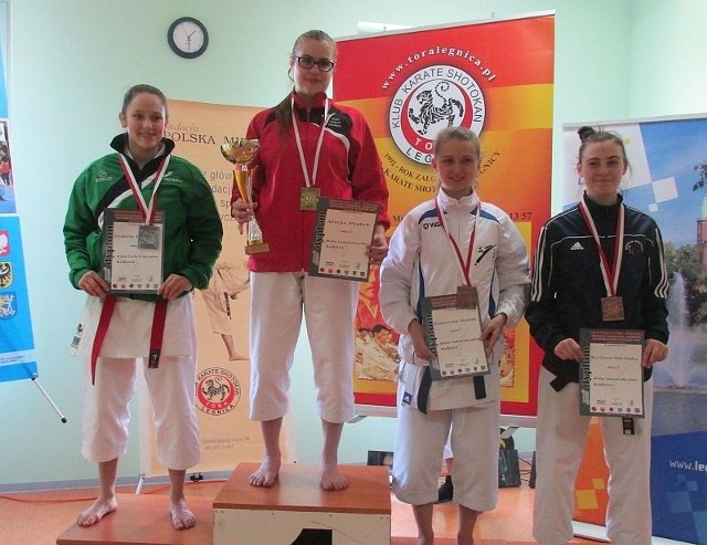 Na podium triumfatorka kata kobiet do lat 21 Alicja Piątek (druga z lewej) i druga w stawce Izabela Piechota (z lewej).