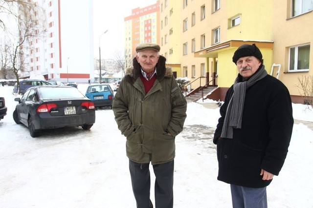 Liczymy na to, że w przyszłym roku będziemy mogli się pochwalić pięknym parkingiem &#8211; mówią od lewej: Piotr Piotrowski i Paweł Nowakowski z zarządu wspólnoty budynku Pawia 5.