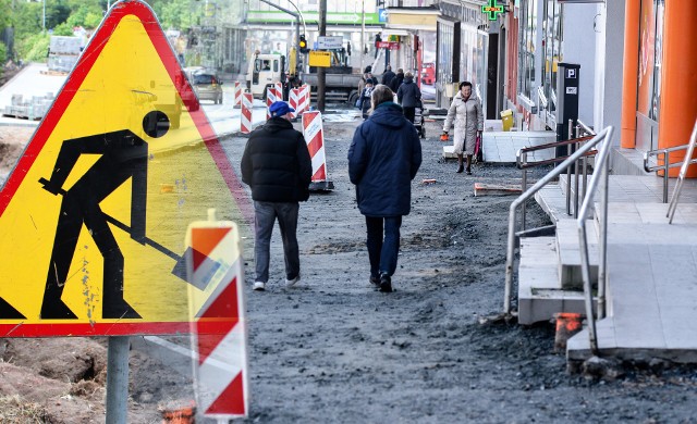 Ogłoszony został przetarg na remonty miejskich chodników - informuje UM Bydgoszczy. Ulice, przy których będą prowadzone prace podajemy na następnych stronach. Znajdziecie tam również informacje, gdzie zgłaszać uszkodzenia nawierzchni chodników. "Wszystkie sygnały są sprawdzane i pomagają planować prace" - zapewnia urząd.➤➤Stop Agresji Drogowej. Odcinek 5