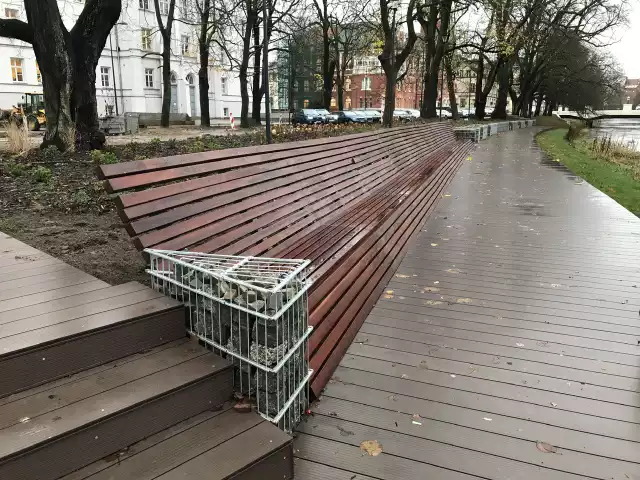 Budowa bulwarów nad Słupią trwa zgodnie z planem. Wykonawca zamontował już nawet przewidziane w projekcie ławki i leżaki. Już pierwszej nocy ktoś jednak odkręcił wszystkie śruby i przygotował te leżaki do kradzieży.