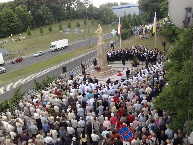 Na uroczystość odsłonięcia pomnika przybyło wielu mieszkańców Bydgoszczy. Wśród uczestników był także prezydent miasta - Konstanty Dombrowicz.