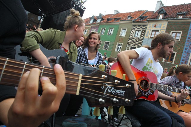 Happening gitarowy zawsze przyciąga kilkuset uczestników