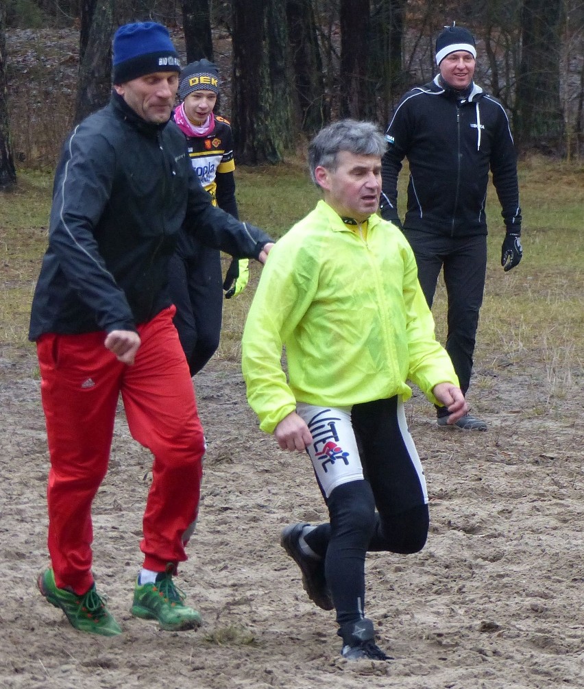 Kolarze mieli w Kielcach sylwestrowy mecz piłki nożnej. Grali Zbigniew Piątek i Kazimierz Stafiej [DUŻO ZDJĘĆ, WIDEO]