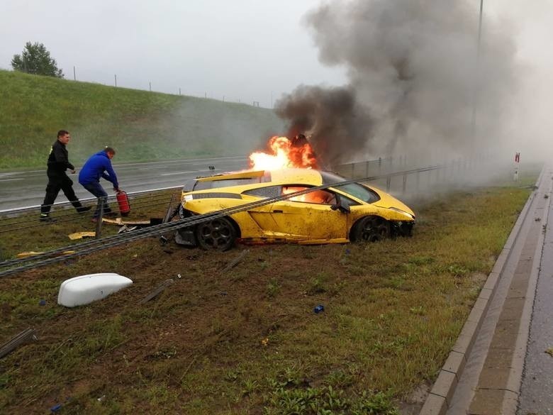 Strażacy z Pucka i Wejherowa udzielili pomocy kierowcy i ugasili płonące na autostradzie A1 Lamborghini. Zdjęcia