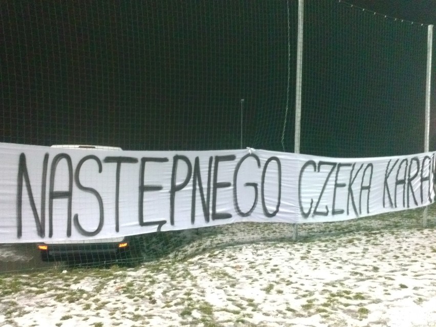 Transparent, który zawisł na boisku treningowym Lecha Poznań
