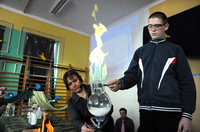 Eksperymenty chemiczne uczniów.
