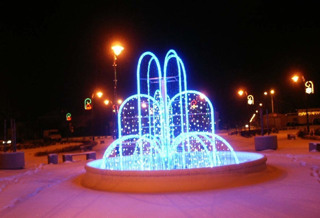 Wieczorem, gdy zabłyśnie świetlna fontanna, główny plac w Potworowie wygląda jeszcze ładniej.