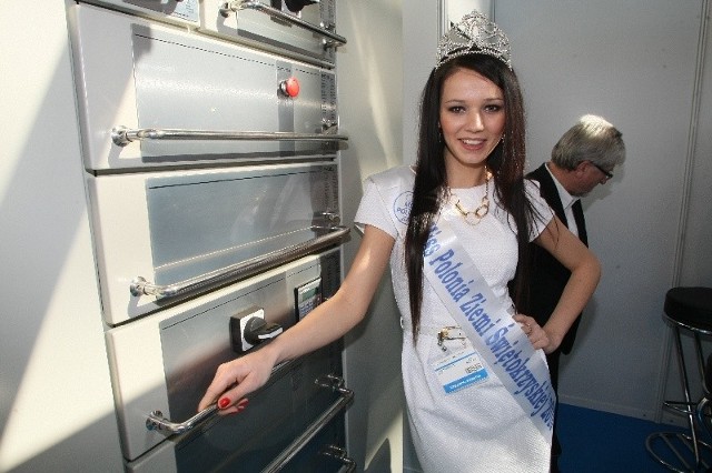 Magda Brojewska w koronie i szarfie Miss Polonia Ziemi Świętokrzyskiej 2010.