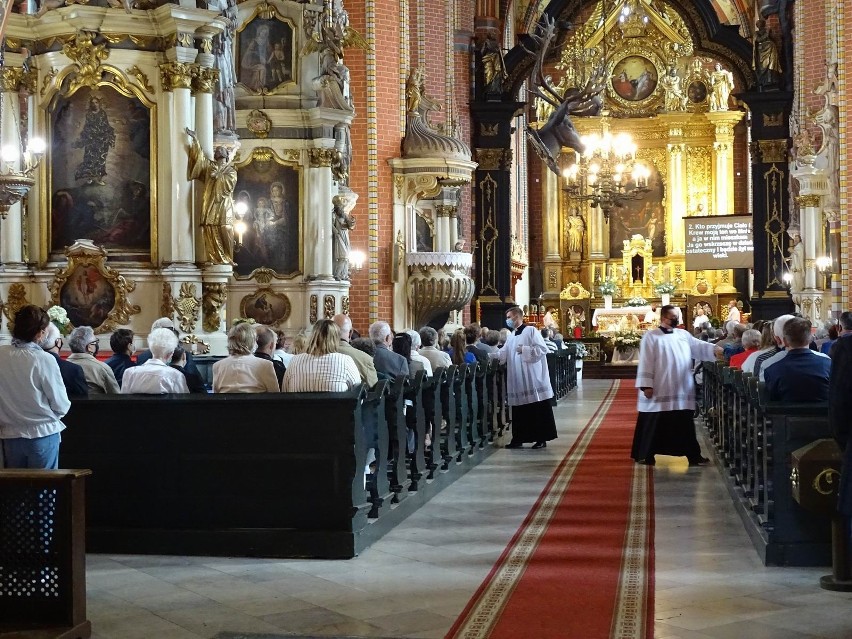 Procesja Bożego Ciała w farze, w Chełmnie. Wierni  przeszli...