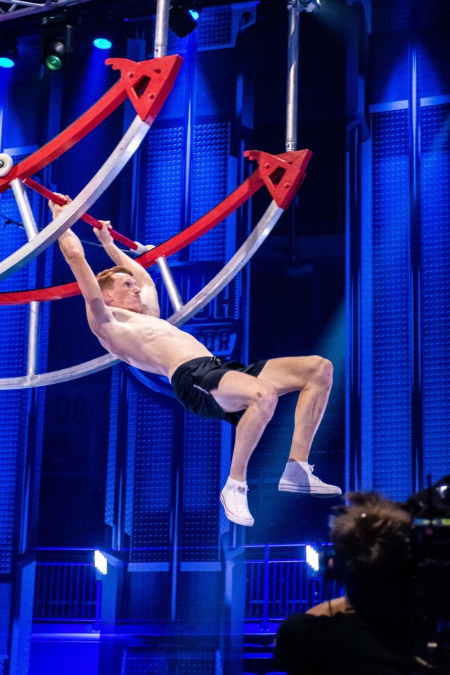 Sebastian Kasprzyk w finale Ninja Warrior Polska zdobył tytuł "Last Man Standing"/"Ostatni na polu walki"