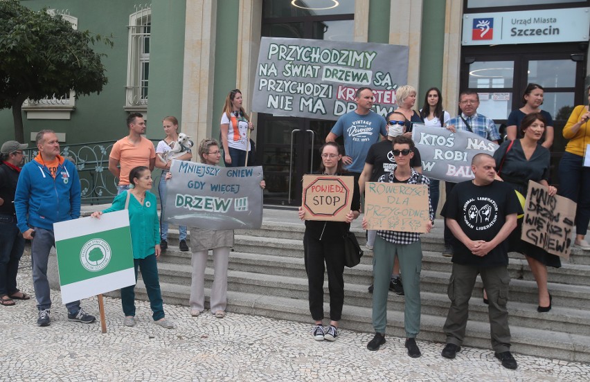 Protest został zorganizowany przed Urzędem Miasta na pl....