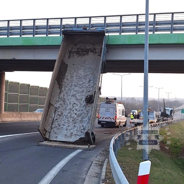 Na DK-86 w Sarnowie, w powiecie będzińskim,29 lutego kierujący ciężarówką uderzył w most.