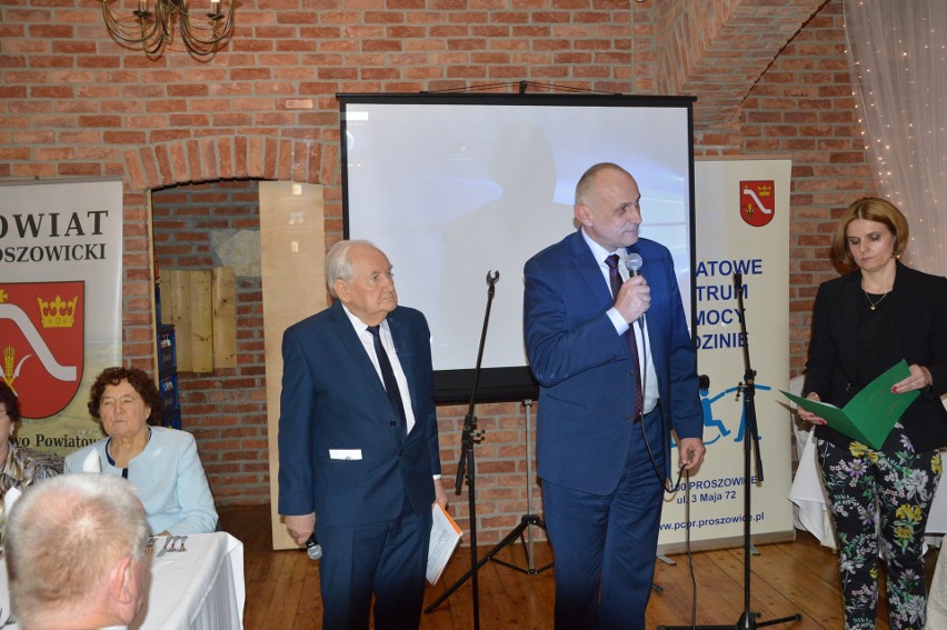 Od lewej prezes Zarządu Rejonowego ZERiI w Proszowicach...