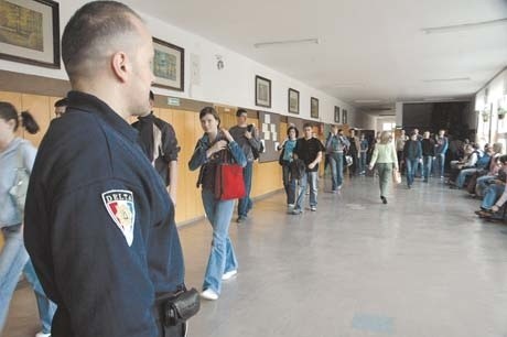 Podlaskie szkoły próbują chronić swoich uczniów i nauczycieli, zatrudniając np. ochroniarzy. Tak jest w IV Liceum Ogólnokształcącym w Białymstoku.