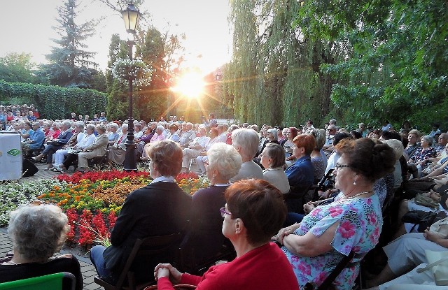 Publiczność chętnie przychodzi latem na koncerty plenerowe w Grudziądzu. Są bezpłatne i atrakcyjne