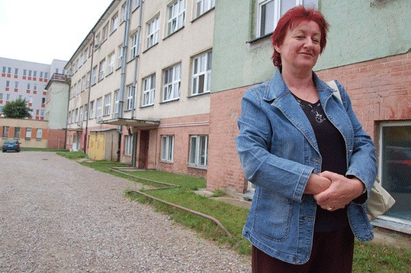Krystyna Wiązowska do przyszpitalnej przychodni w Szczecinku odprowadziła bliską, na co dzień jest pielęgniarką w niepublicznej przychodni w Lubelskiem: &#8211; Prowadzi ją starostwo, ale nikt nie chciał nam zabrać wczasów pod gruszą, czy "13&#8221; &#8211; mówi. 