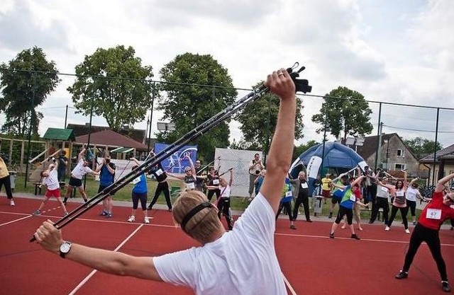 Twórca nordic walking trenował z uczestnikami w Kobylnicy.