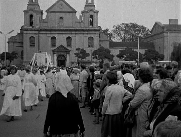 Tłumy pielgrzymów zmierzające na Jasną Górę w 1961 r.