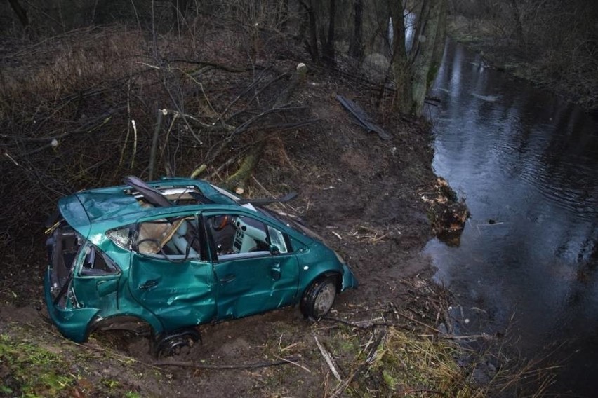 Auto wjechało do rzeki na trasie Barkowo - Debrzno