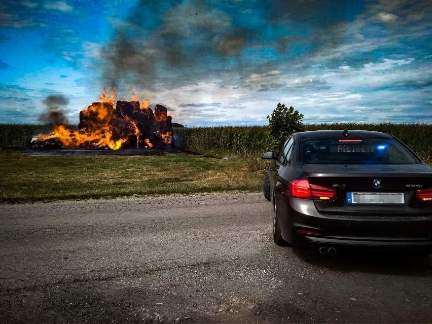 Miodusy. Wielki pożar bel słomy. Policjanci z grupy Speed szybko zareagowali [ZDJĘCIA]