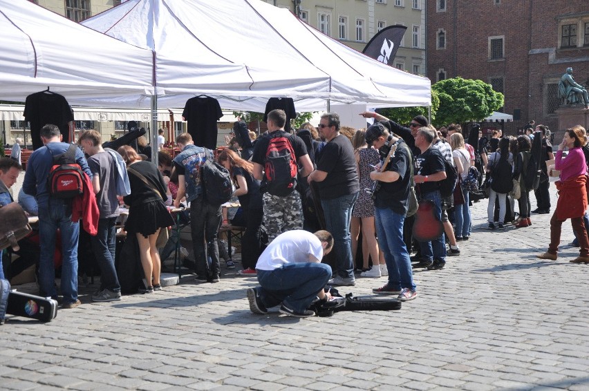 Wrocław: Gitarowy Rekord Guinnessa pobity! O ponad 70 gitar (ZDJĘCIA)