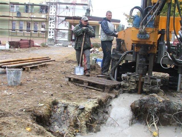 Ocieplanie budynku szkoły w Dębach