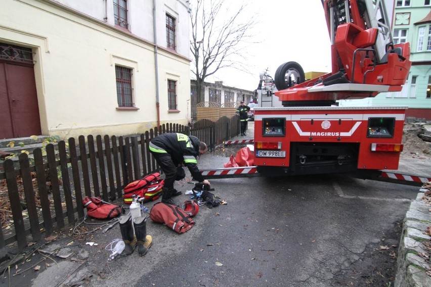 Wypadek przy Żabiej Ścieżce. Strażak spadł z wysokości,...