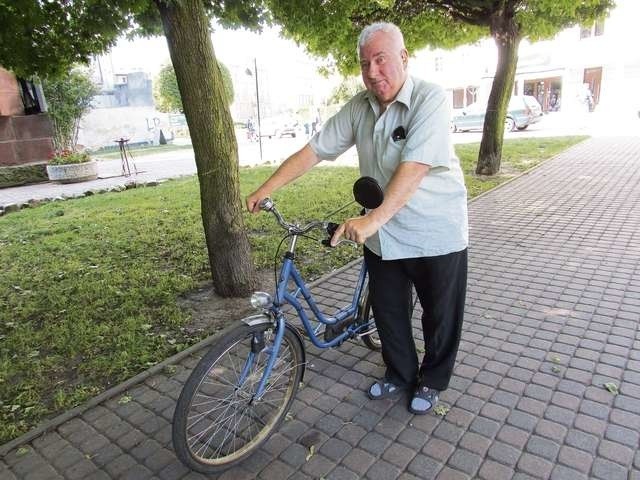 Wiesław Berdysz po mieście jeździ rowerem, ale najlepiej czuje się wznosząc w podniebną przestrzeń na motolotni