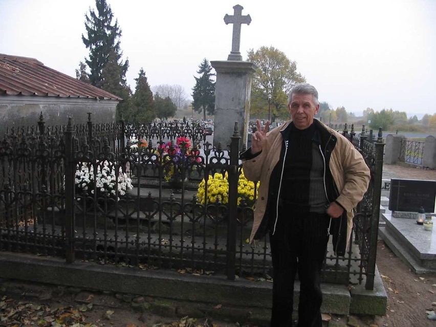 Henryk Zakrzewicz "Luluś" przy rodzinnym grobowcu...