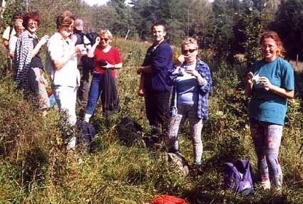 Kiedy przewodnik mozolił się nad wyszukaniem szlaku, reszta regenerowała siły jogurtem.   