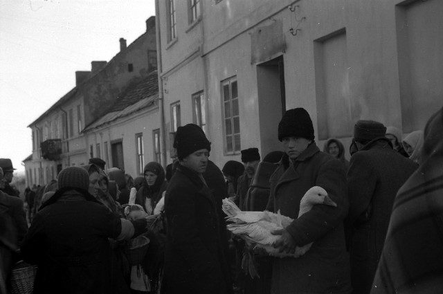 Zdjęcia Victora Otto Clemensa Beckera przedstawiają miejscowości regionu łódzkiego oraz Warszawę podczas okupacji niemieckiej w czasie II wojny światowej