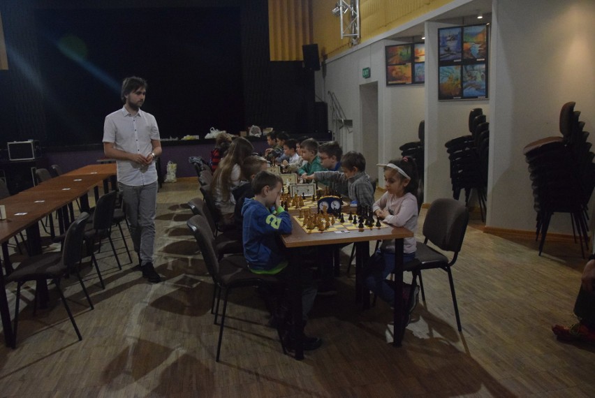 Ferie w gminie Łazy. Za nami turniej szachowy dla najmłodszych ZDJĘCIA