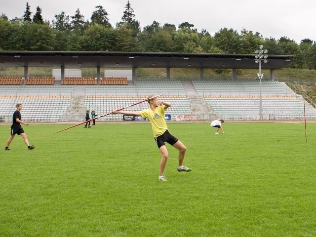 Wczoraj na stadionie przy ul. Madalińskiego ćwiczyli lekkoatleci. Niestety, onegdaj, podczas kosztownego remontu obiektu, nie zadbano, by spełniał on wymagania futbolistów i teraz to stanowi problem dla wizytujących Słupsk przyszłych uczestników piłkarskiego Euro 2012.