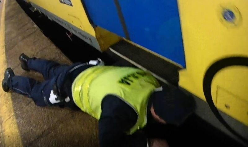 Mężczyzna wpadł między peron, a jadący pociąg w Gdyni....