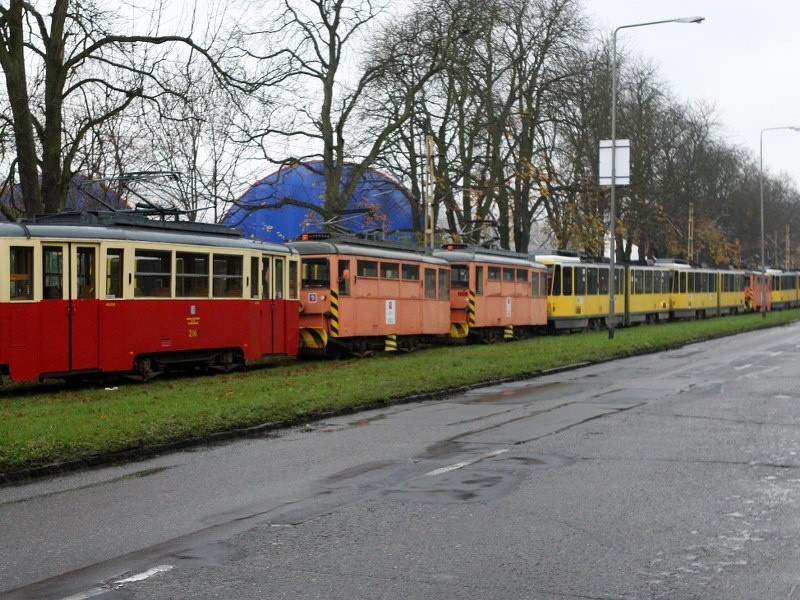 Tramwaje stoją na bocznicy przy alei Wojska Polskiego. To...