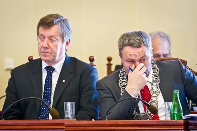 Wczorajsze obrady Rady Miasta pełne były emocjonalnych wystąpień. Na zdjęciu Jan Szopiński i prezydent Rafał Bruski
