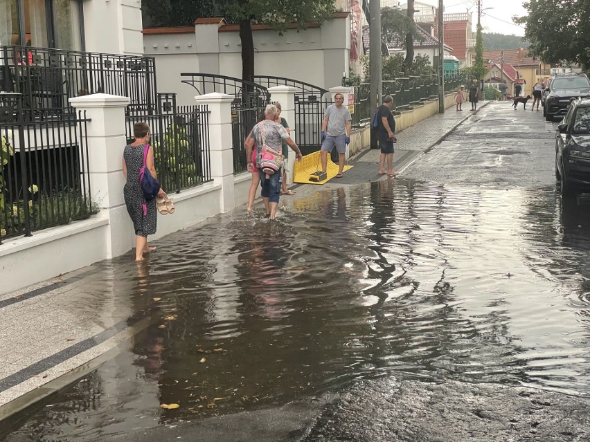 Ulica Plażowa w Międzyzdrojach jest regularnie zalewana. To przez zapchane studzienki? Zobaczcie, jak wygląda zalana ulica w Międzyzdrojach